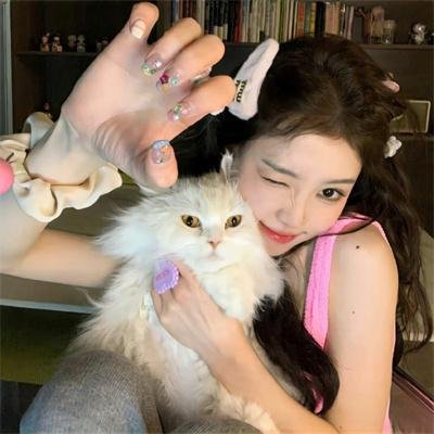 玻璃橱窗中的姑娘